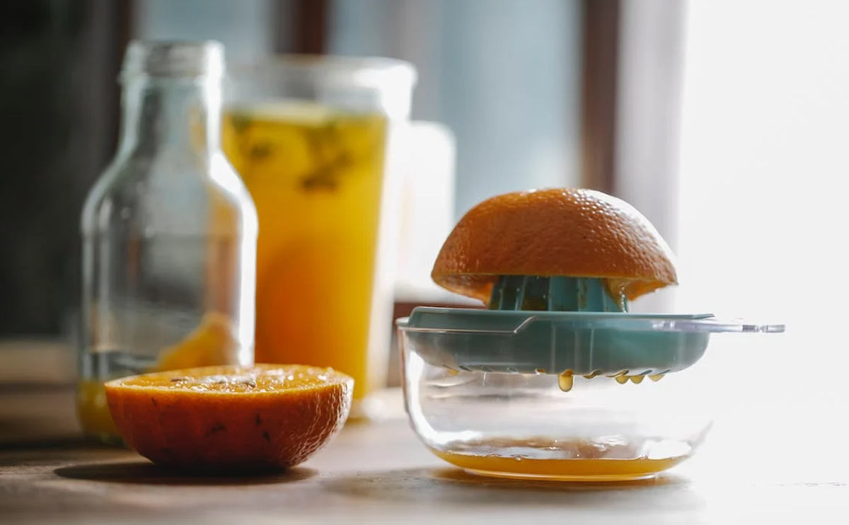 Ako získať počas dňa viac energie? Voda predstavuje základ, sypané čaje a ovocné šťavy vás zas perfektne osviežia. Ak stavíte na ovocnú šťavu z arónie, ktorá je doplnená napríklad cvikľou alebo jablkom, získate i slušnú zásobu antioxidantov.