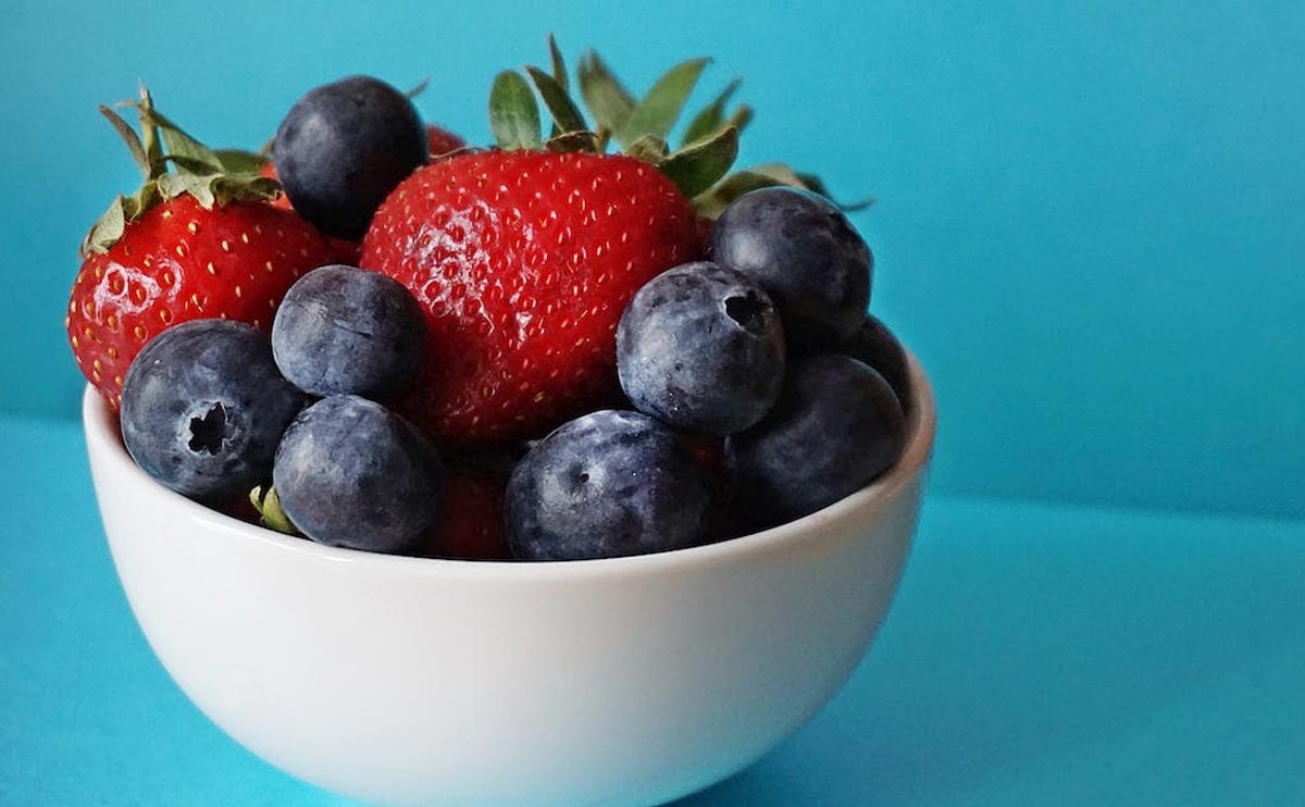 Športová výživa sa týka stravovania a pitného režimu, ktoré pomáhajú športovcom dosahovať maximálne výkony. Správna strava a pitný režim sú dôležité pre všetkých športovcov, či už sa venujú profesionálnemu športu alebo sa zaoberajú športom ako koníčkom. Správna výživa môže pomôcť zlepšiť svalovú výdrž a silu, zvýšiť energetickú úroveň a zlepšiť regeneráciu po tréningu a súťaži.