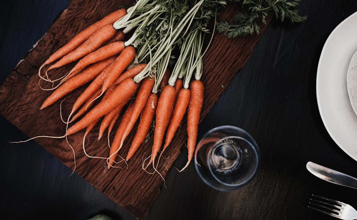 Karotény sú prírodné pigmenty, ktoré dodávajú rastlinám ich charakteristickú žltú, oranžovú alebo červenú farbu. Patria medzi karotenoidy, skupinu organických zlúčenín, ktoré majú významné biologické účinky. Najznámejším karoténom je beta-karotén, ktorý sa v našom tele premieňa na vitamín A.