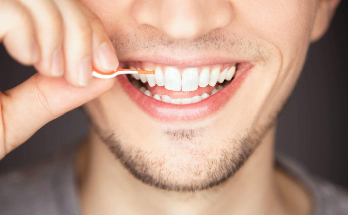 Zatiaľ čo zubná kefka dokáže vyčistiť len tri strany zuba, medzizubné kefky sa dostanú aj do tých najužších medzizubných priestorov a odstránia plak a zvyšky jedla, ktoré by sa tam inak zachytávali. Pravidelné používanie medzizubných kefiek je preto kľúčovou súčasťou ústnej hygieny a môže pomôcť predchádzať zubným kazom, zápalu ďasien a parodontóze.